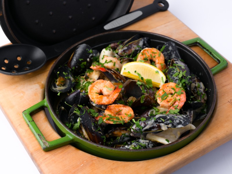 Пательня з морепродуктами та пармезаном