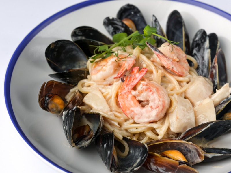Паста з мідіями і морепродуктами