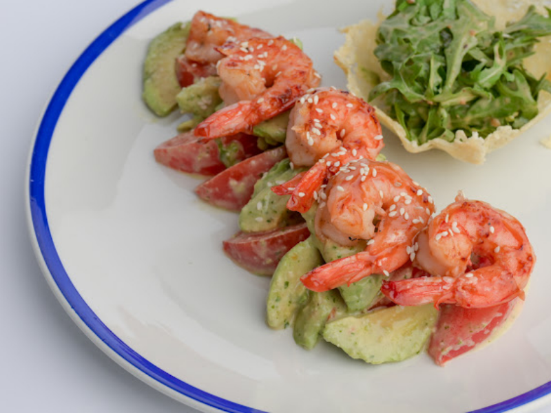 Салат з тигровими креветками і авокадо
