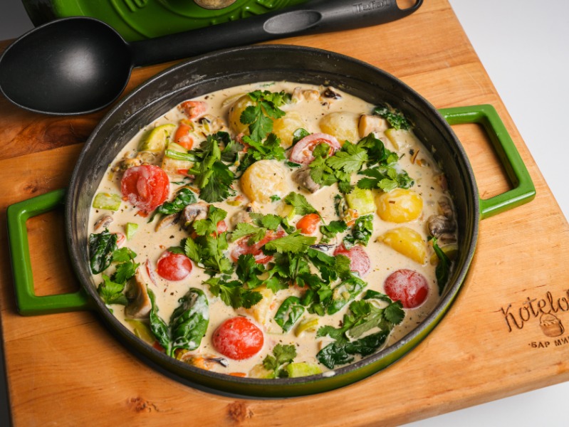 Пательня з овочами та мідіями