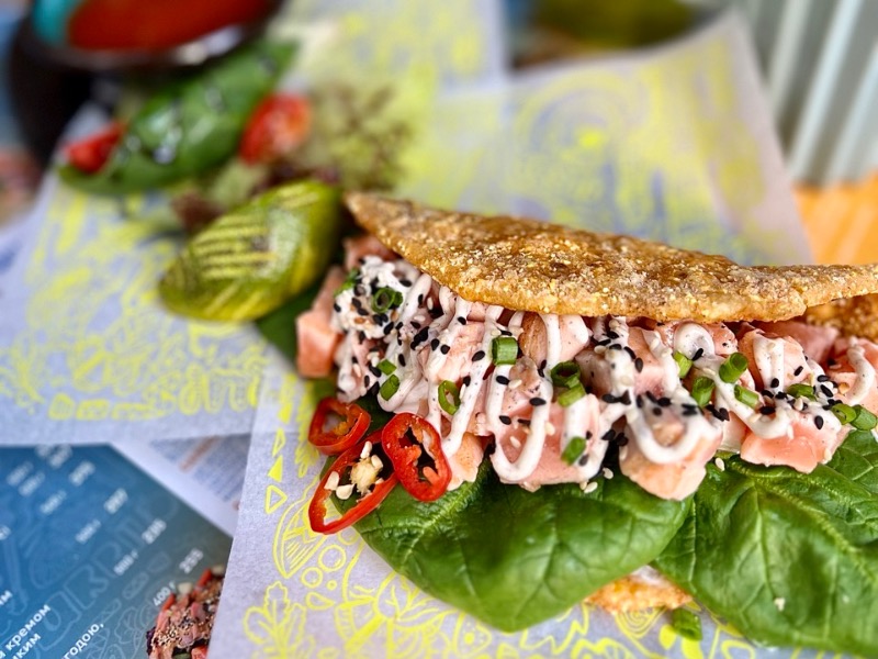 Тако з обоженим лососем