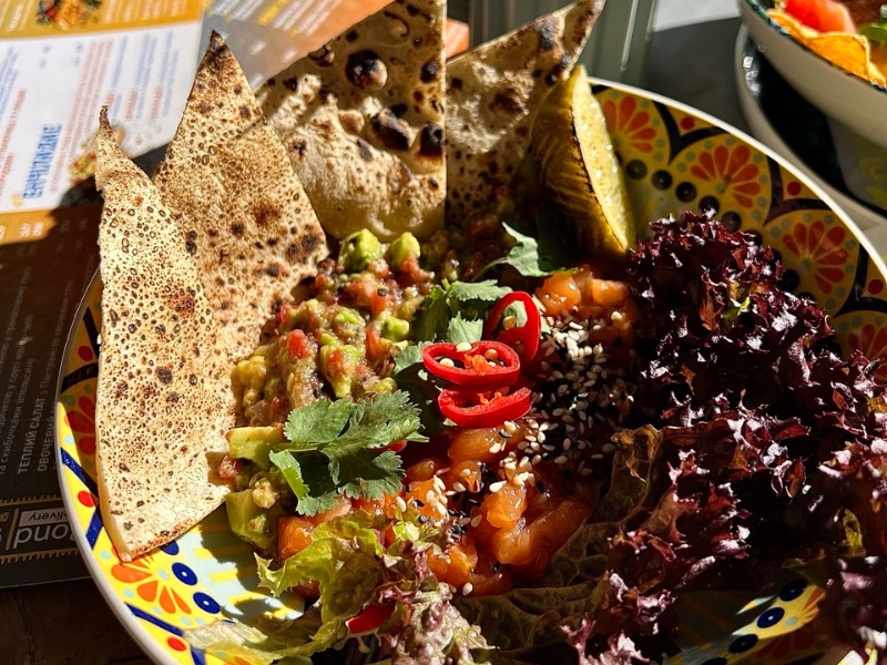 Гуакамоле зі скибочками лосося