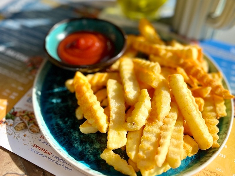 Картопля фрі у сирній спеції