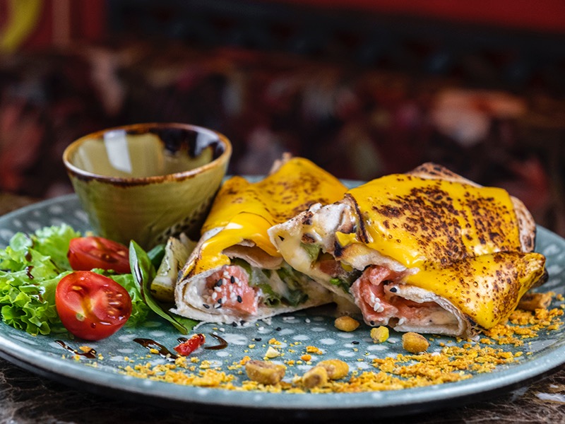 Буріто з лососем та овочевим соте