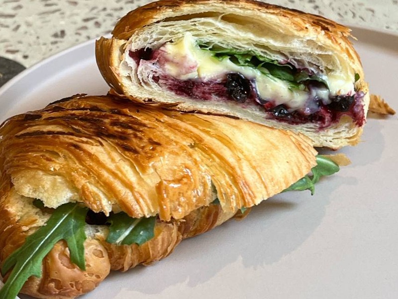 Круасендвіч з сиром брі