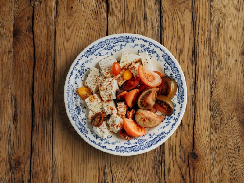 Чотири видів бринзи і томатів з ферми Куперів