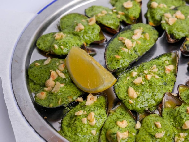 Запечені мідії з базиліковим маслом