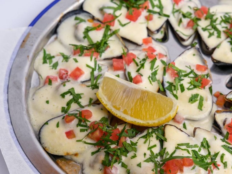 Запечені мідії у вершково-сирному соусі