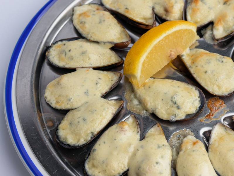 Запечені мідії з Дор Блю