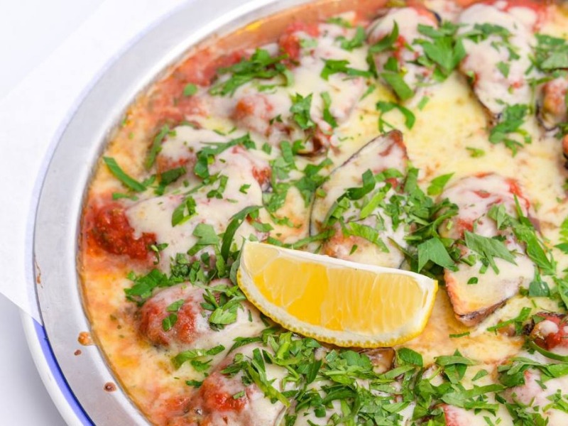 Запечені мідії з томатною сальсою