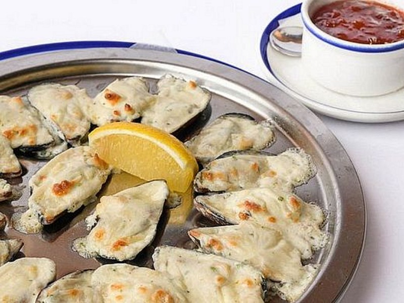 Запечені мідії у соусі Таледжіо