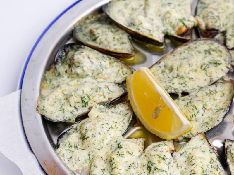 Запечені мідії з пармезаном, часником та кропом