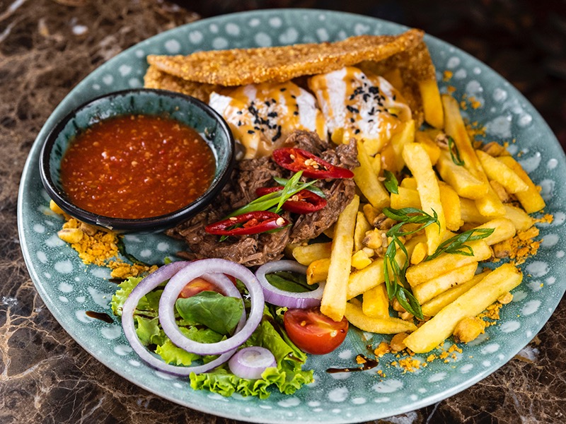 Комбо-Сніданок Тако з яйцем пашот, яловичиною та фрі, Комбо-Сніданок Тако з яйцем пашот, яловичиною та фрі Подаємо чай на вибір