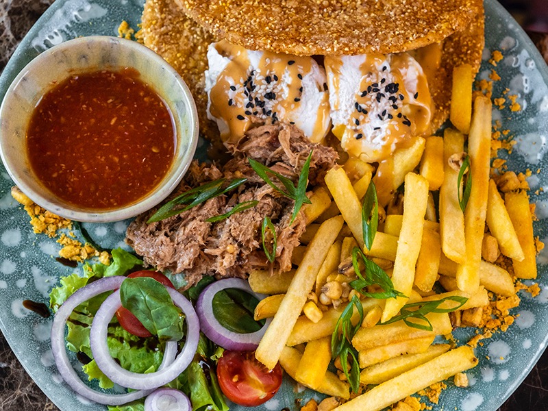 Комбо-Сніданок Тако з яйцем пашот, свининою та фрі, Комбо-Сніданок Тако з яйцем пашот, свининою та фрі Подаємо чай на вибір