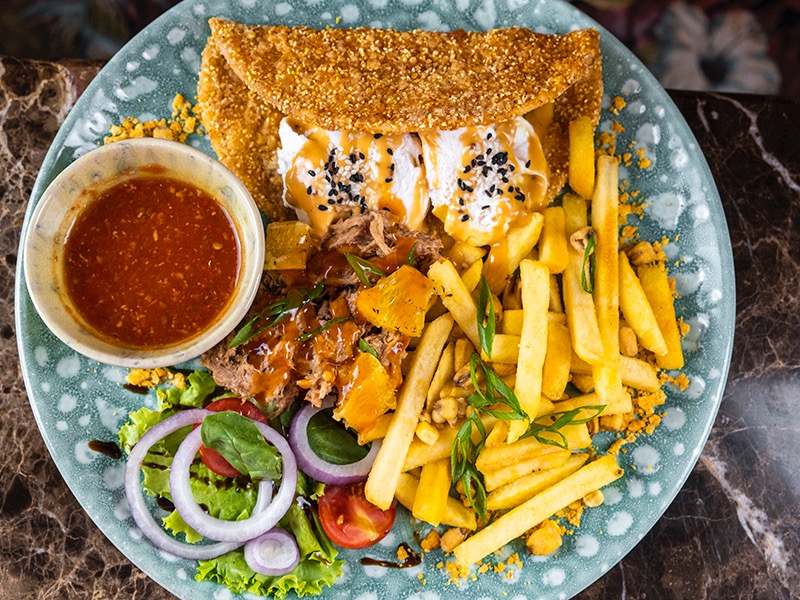 Комбо-Сніданок Тако з яйцем пашот, індичкою та фрі, Комбо-Сніданок Тако з яйцем пашот, індичкою та фрі Подаємо чай на вибір