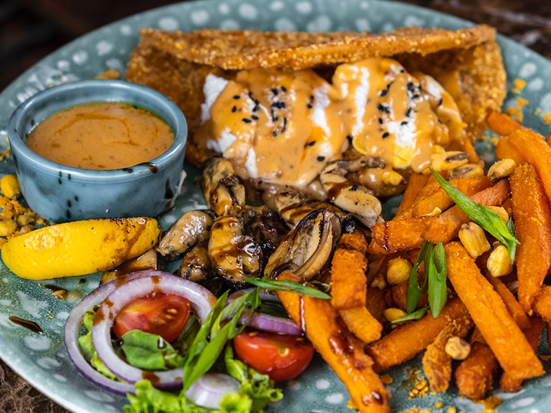 Комбо-Сніданок Тако з яйцем пашо, мідіямми та бататом, Комбо-Сніданок Тако з яйцем пашо, мідіямми та бататом Подаємо чай на вибір