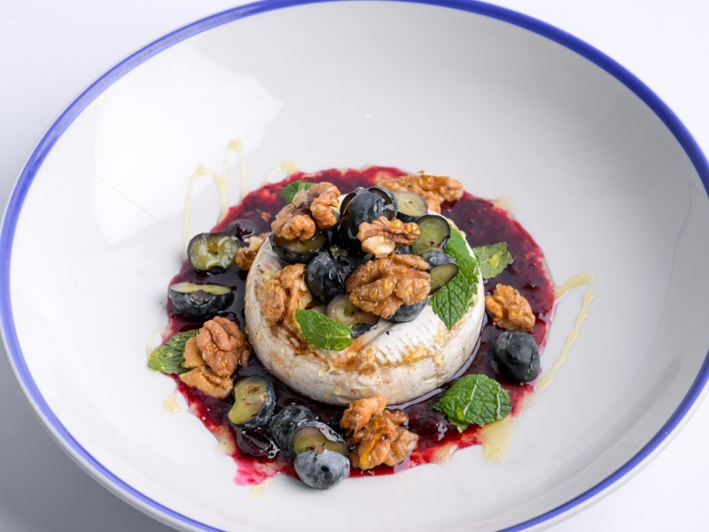 Камамбер запечений з лохиною, Камамбер запечений з лохиною Камамбер запечений з лохиною