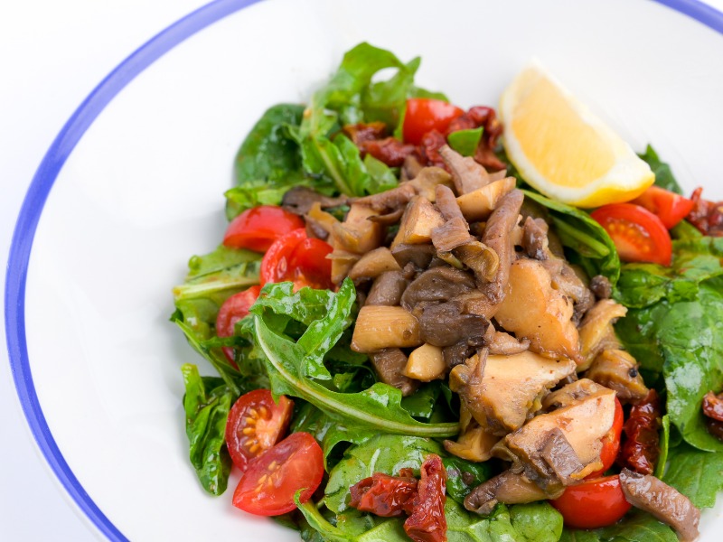 Салат теплий з рапанами