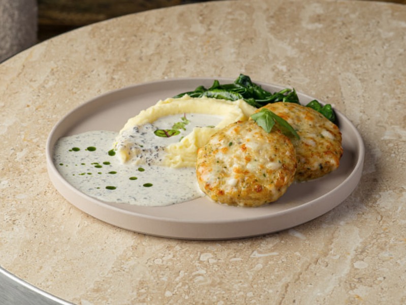 Курячі котлети з пармезаном та трюфельним соусом.