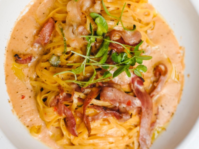 Спагетті карбонара з домашніми жовтками