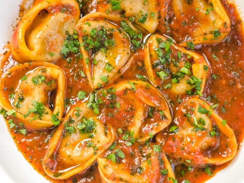Тортеліні в томатному соусі з базиліком