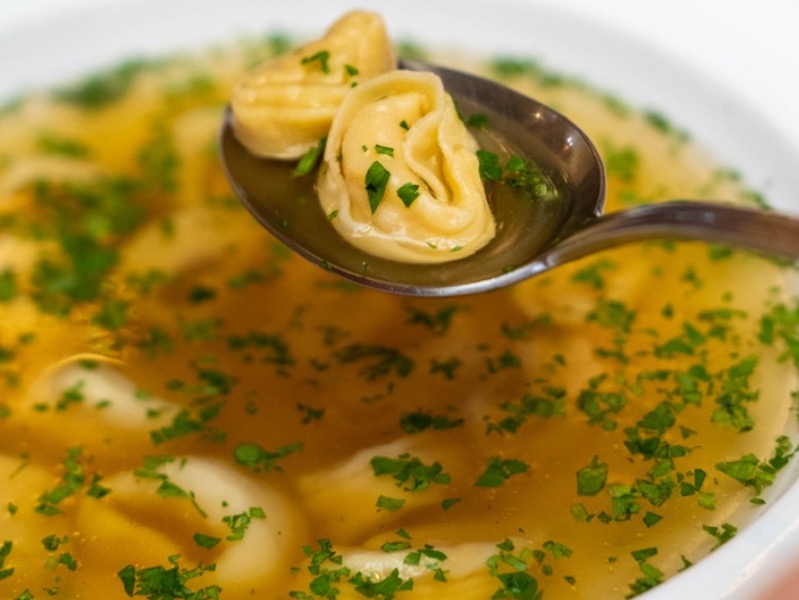 Курячий суп з тортеліні та пармезаном