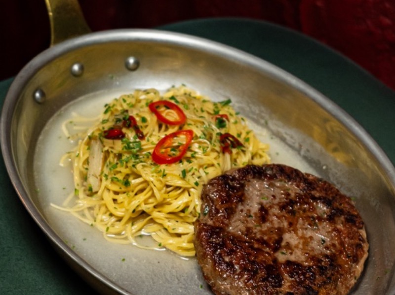 Біфштекс з яєчною локшиною